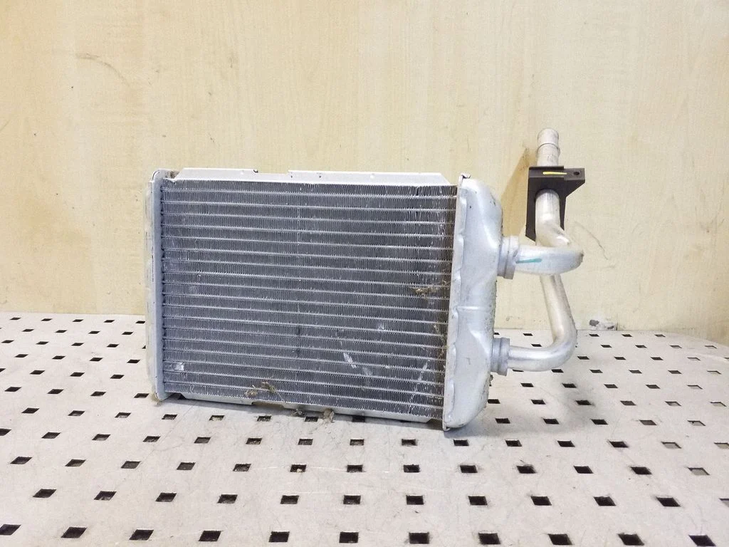 Gaisa kondicioniera radiators (salonā)