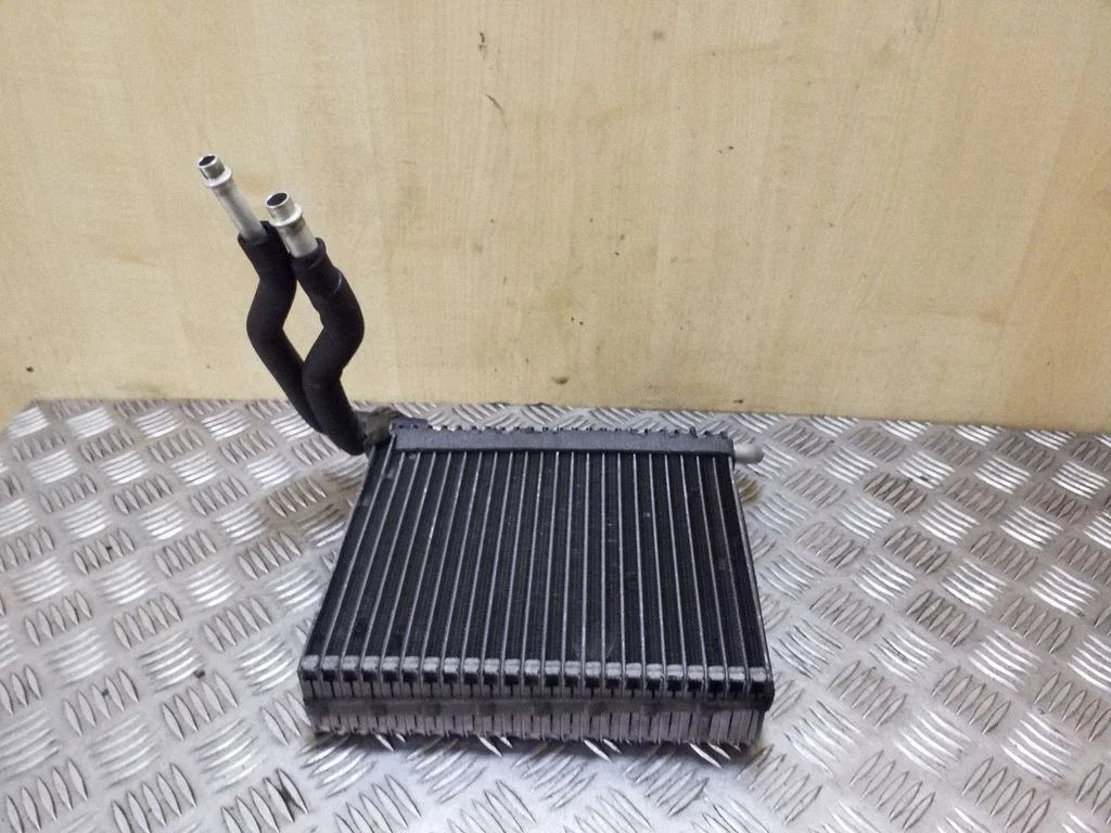 Gaisa kondicioniera radiators (salonā)