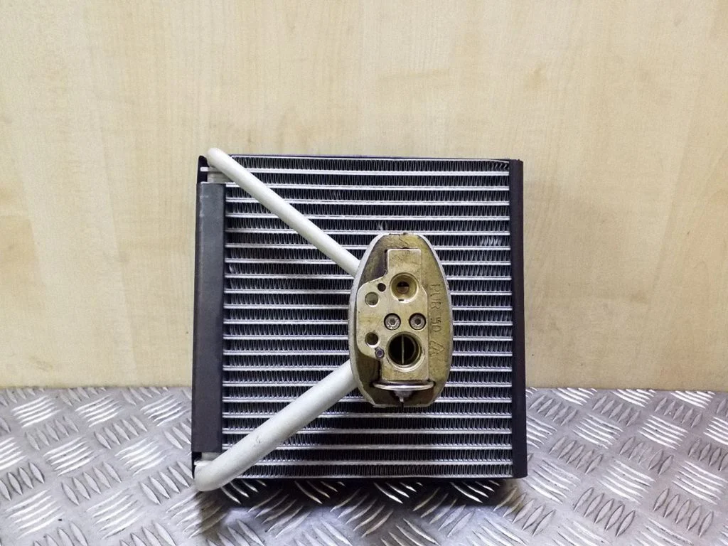 Gaisa kondicioniera radiators (salonā)