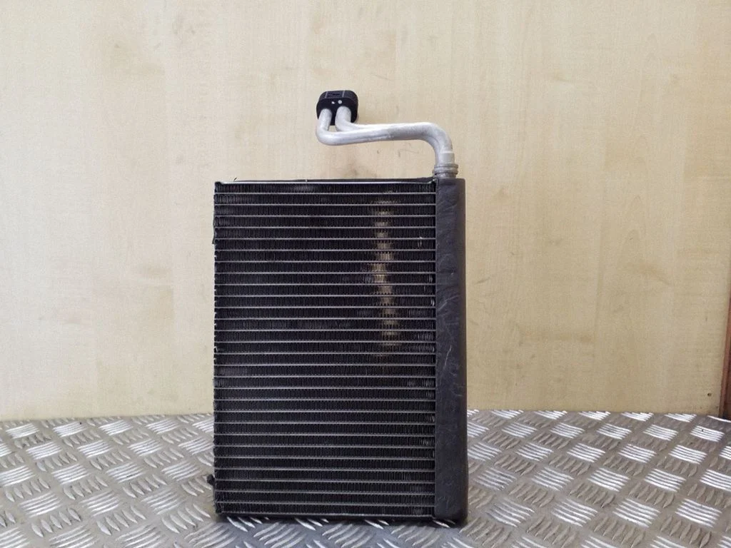 Gaisa kondicioniera radiators (salonā)