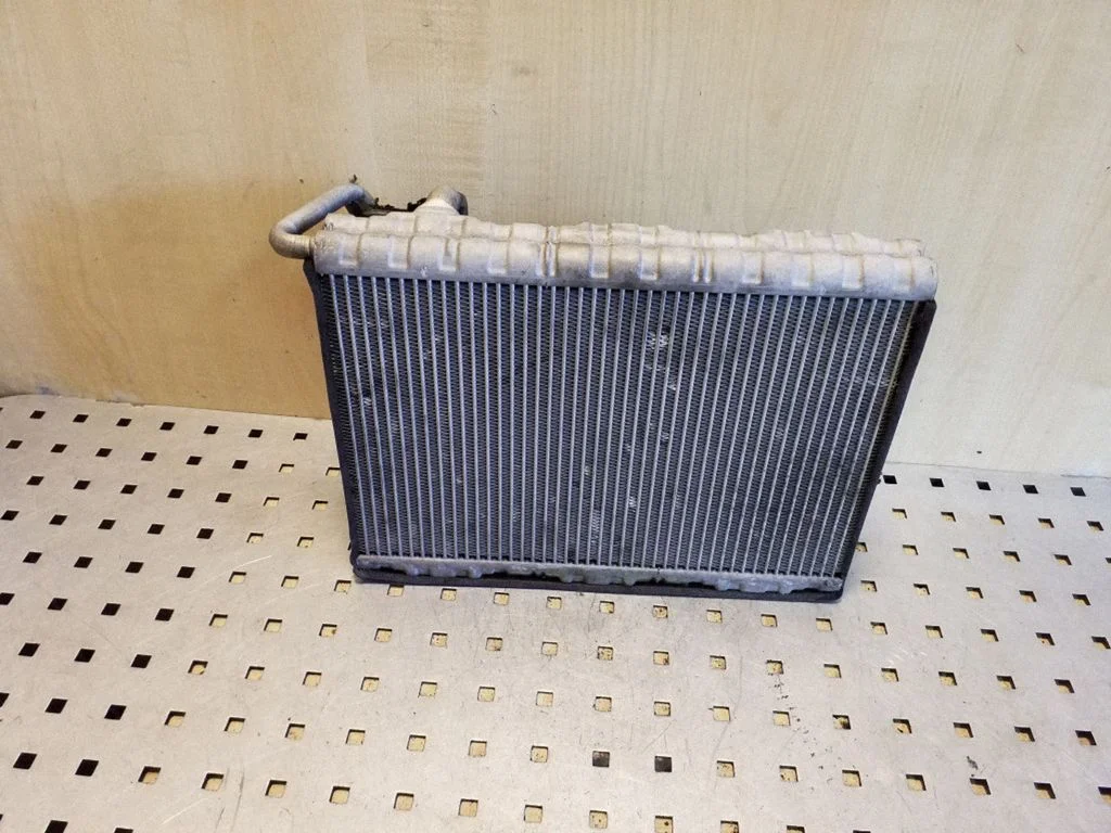 Gaisa kondicioniera radiators (salonā)