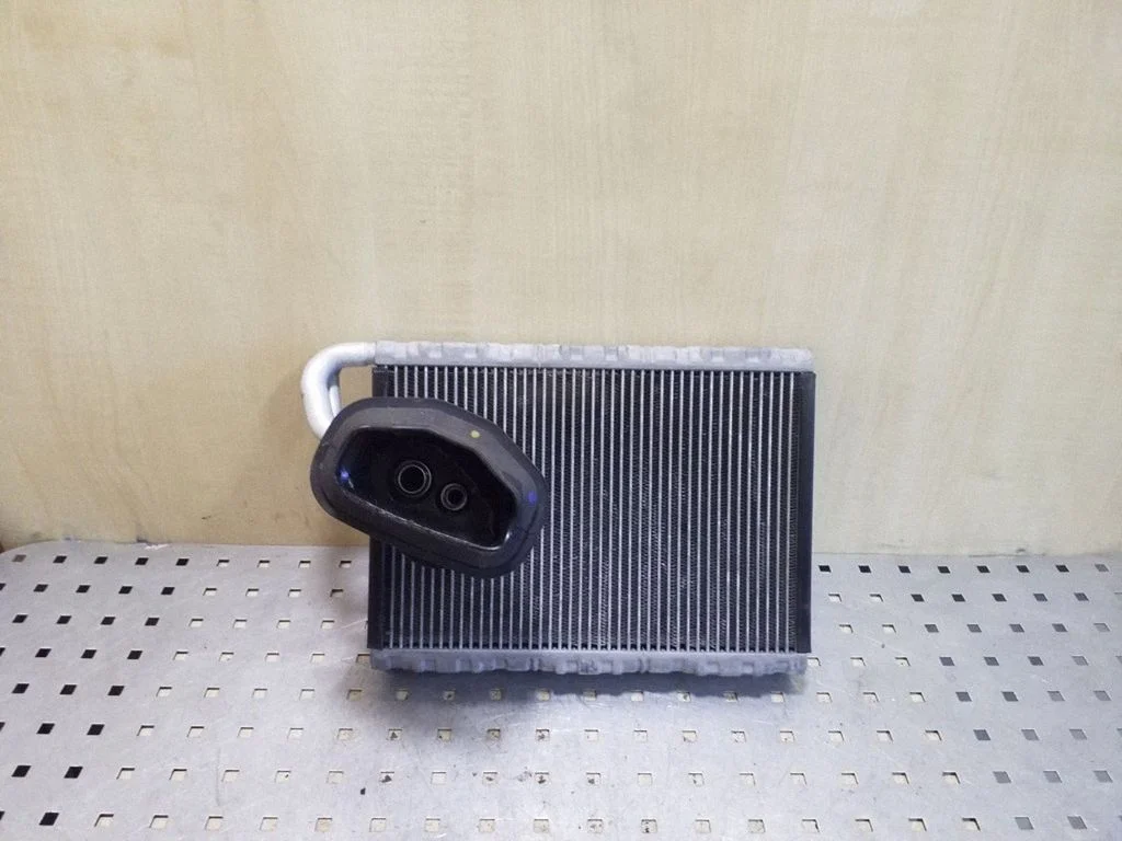 Gaisa kondicioniera radiators (salonā)