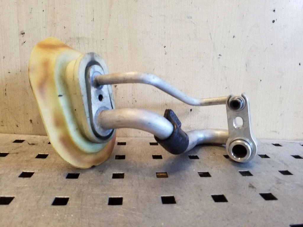 Air conditioning (A/C) pipe/hose
