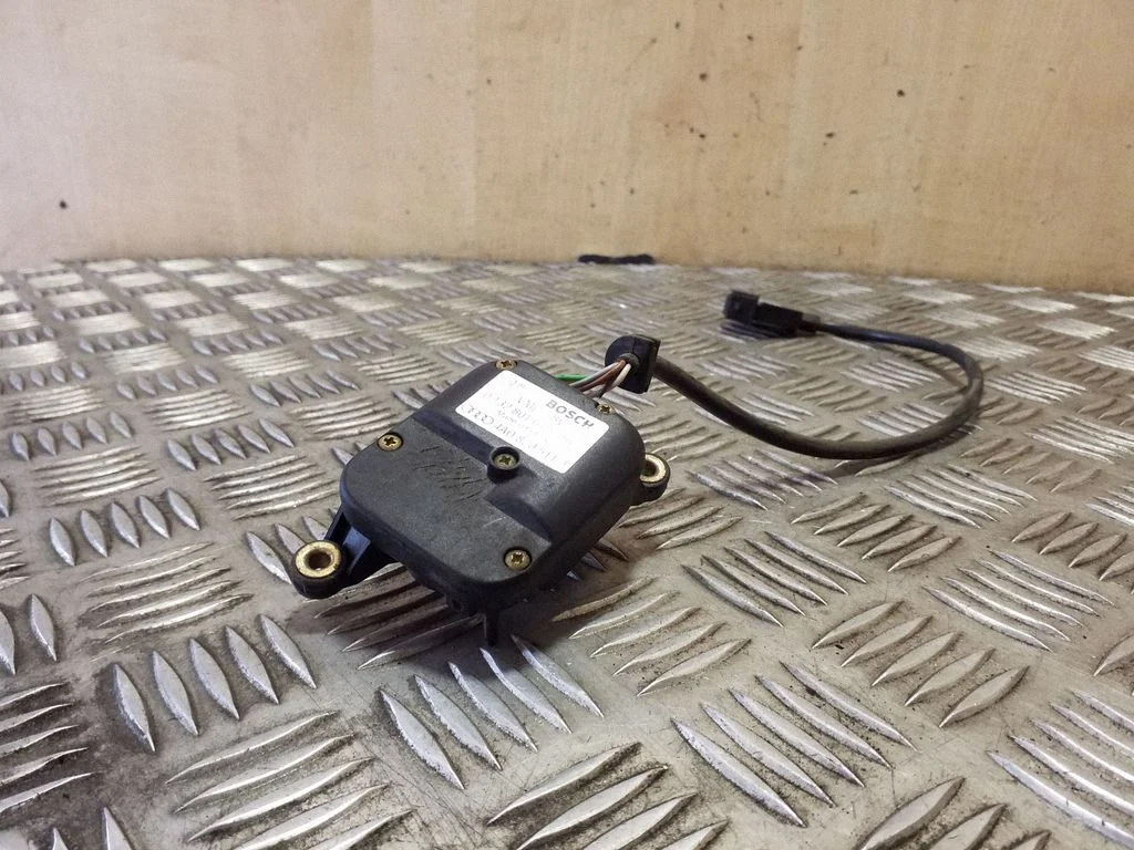 Gaisa aizvara motoriņš/aktuators 4A0820511B