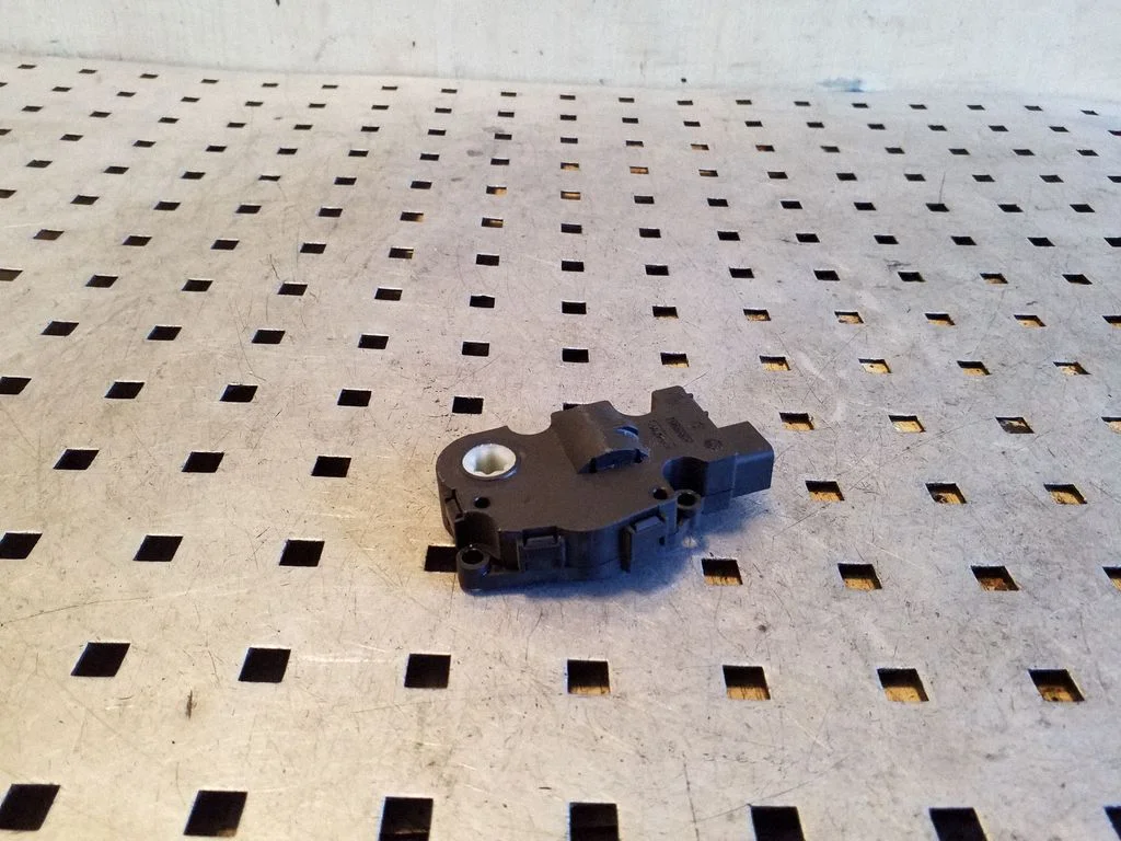 Air flap motor/actuator – BMW 3 Series E90 E91 (2005-2012)