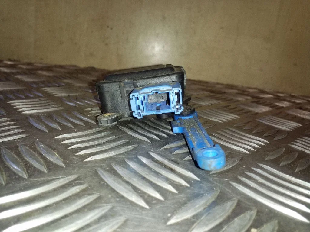 Air flap motor/actuator 8D1820511B