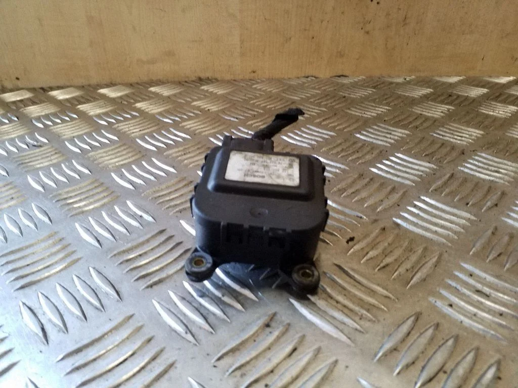 Air flap motor/actuator 8D1820511B