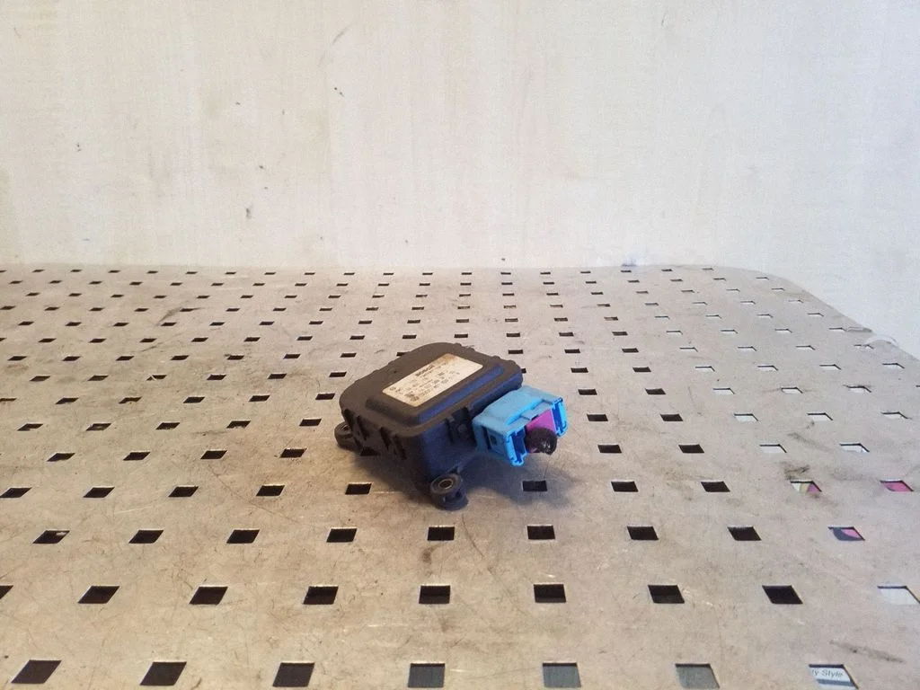 Air flap motor/actuator 8D1820511B