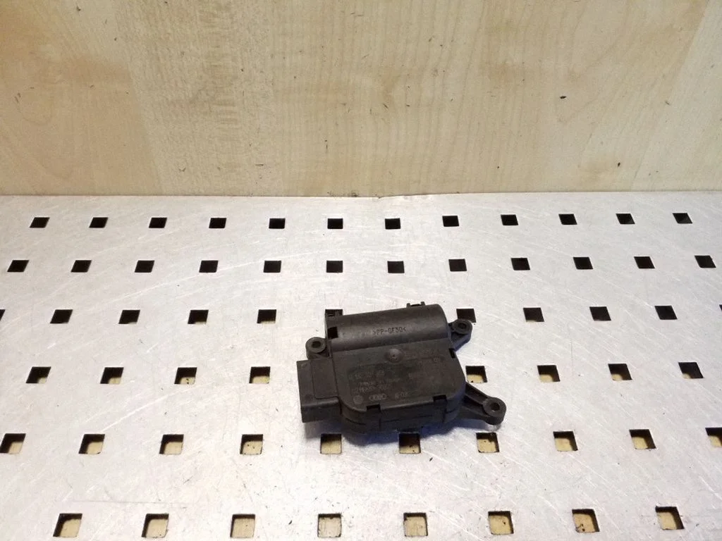 Air flap motor/actuator – Audi A6 Allroad C5 (1999-2005)
