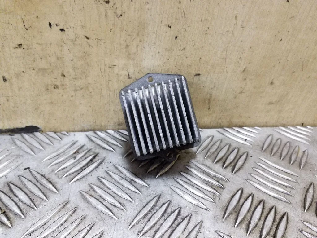 Heater blower motor/fan resistor – Mitsubishi Outlander (2001-2007)