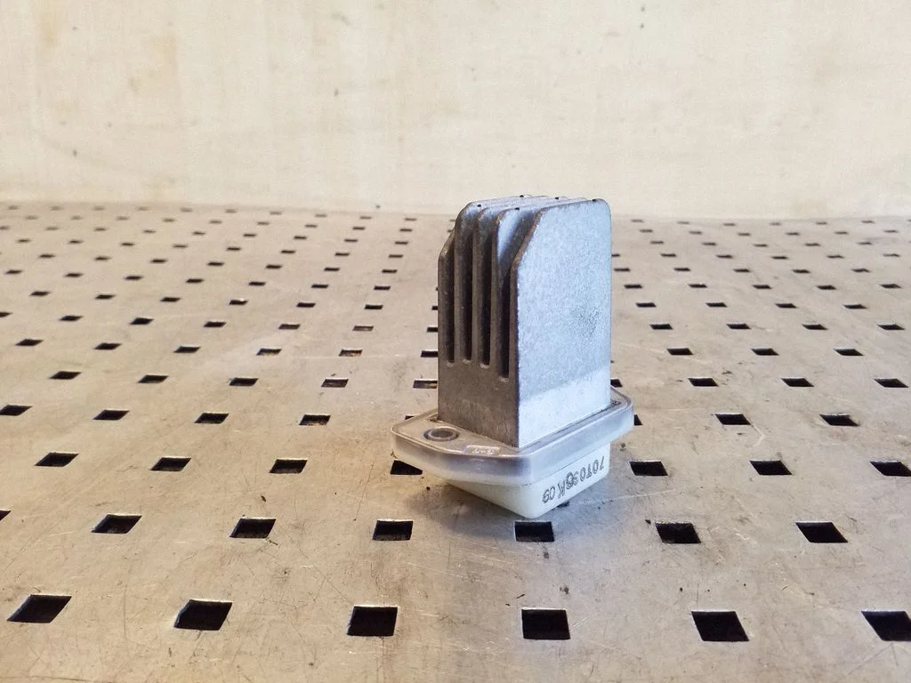 Heater blower motor/fan resistor 70T0S6K09