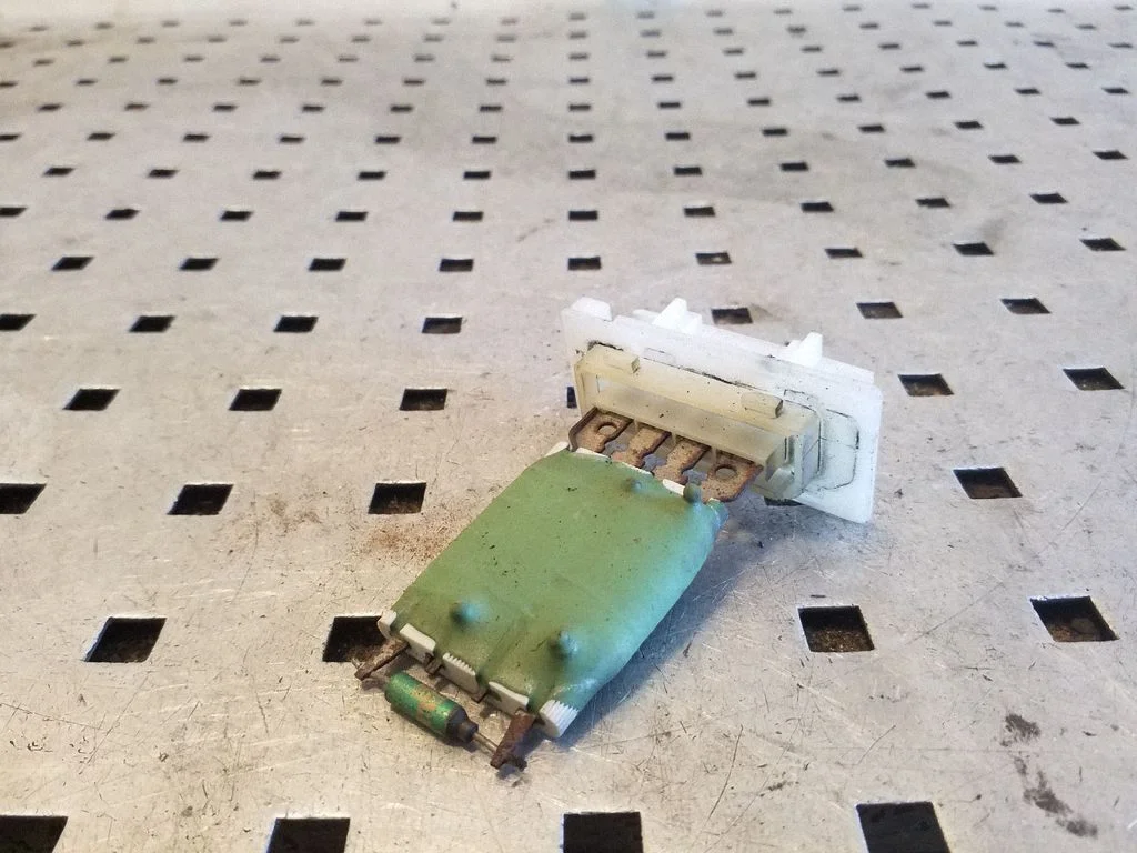 Heater blower motor/fan resistor – Volkswagen Tiguan (2007-2016)
