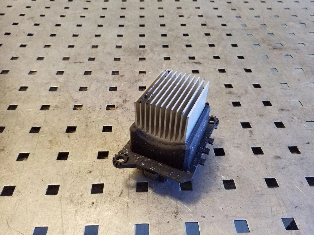 Heater blower motor/fan resistor T1001553N