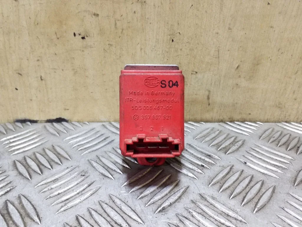 Heater blower motor/fan resistor – Audi A4 S4 B5 8D (1999-2000)