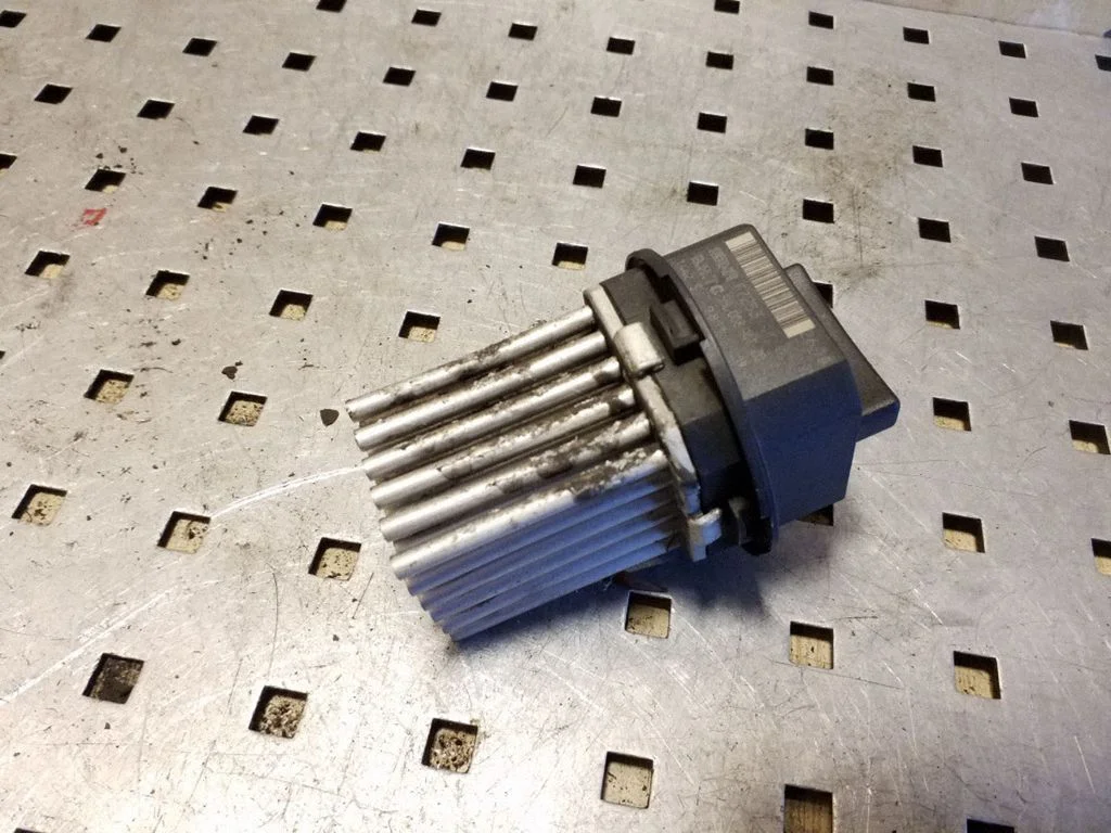 Heater blower motor/fan resistor 5HL00894120