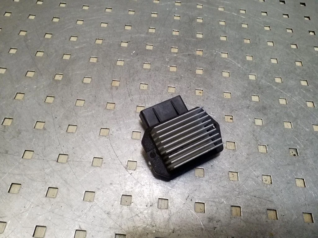 Heater blower motor/fan resistor – Mitsubishi Pajero Sport I (1996-2008)