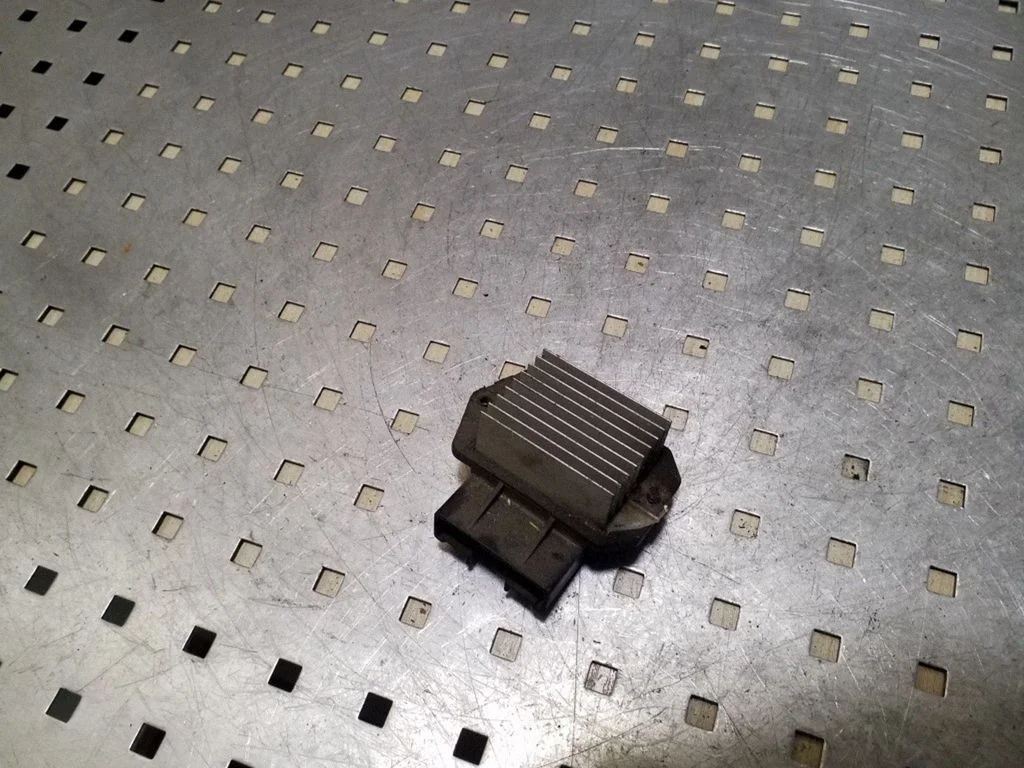 Heater blower motor/fan resistor – Mitsubishi Pajero Sport I (1996-2008)