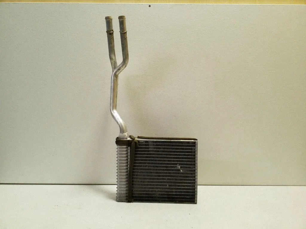 Krāsniņas radiators VP6G9H18476BB