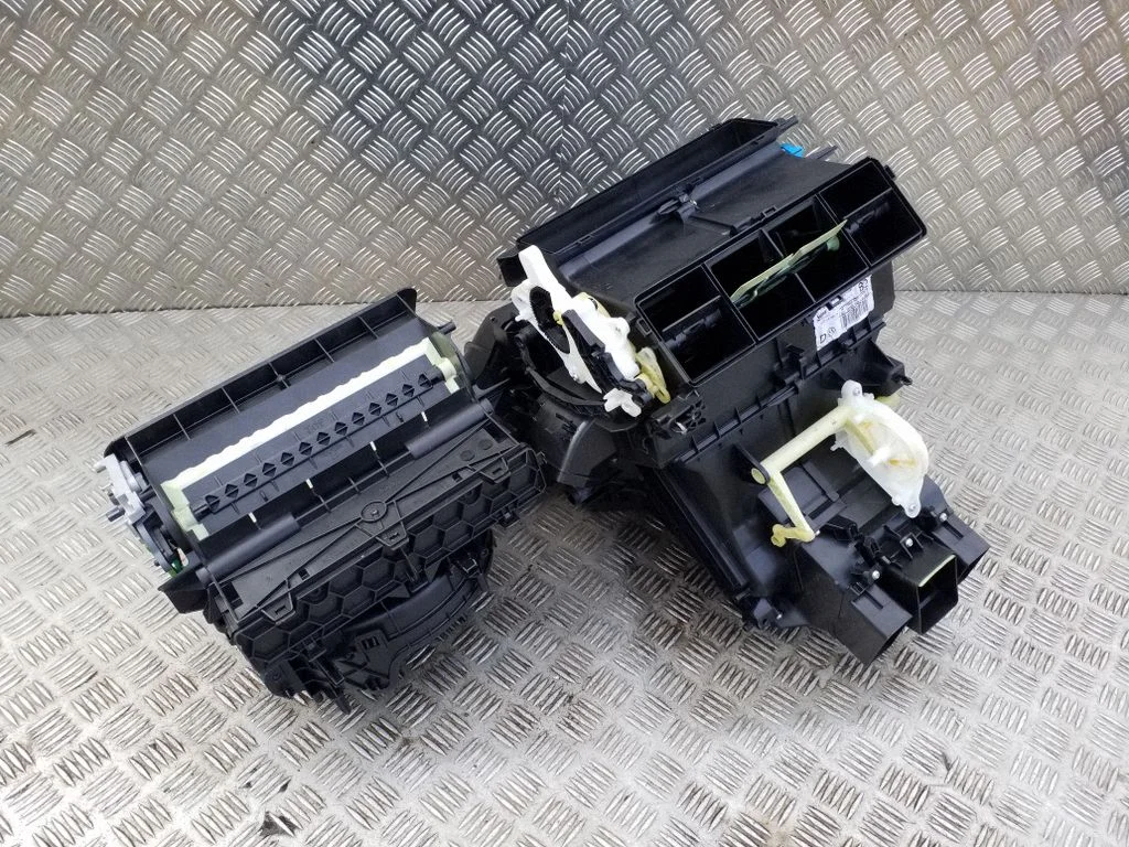 Interior heater climate box assembly housing 5WC816001B