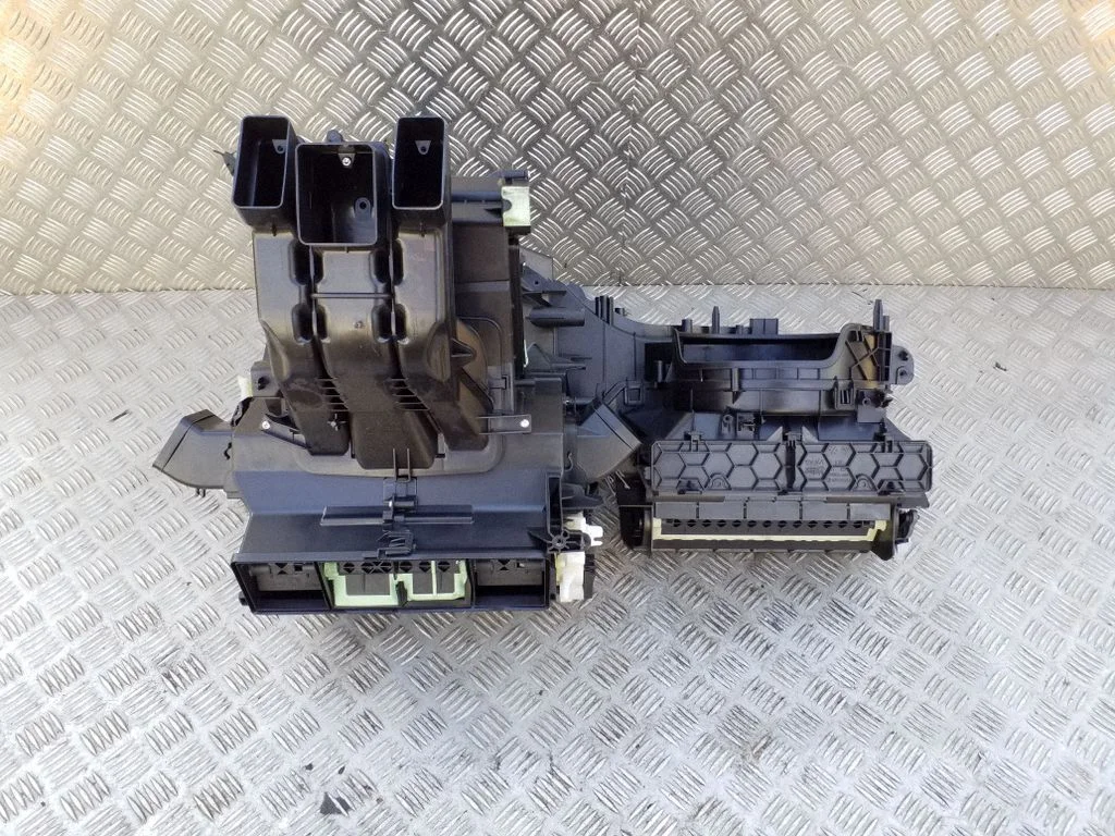 Interior heater climate box assembly housing F1844G5TD