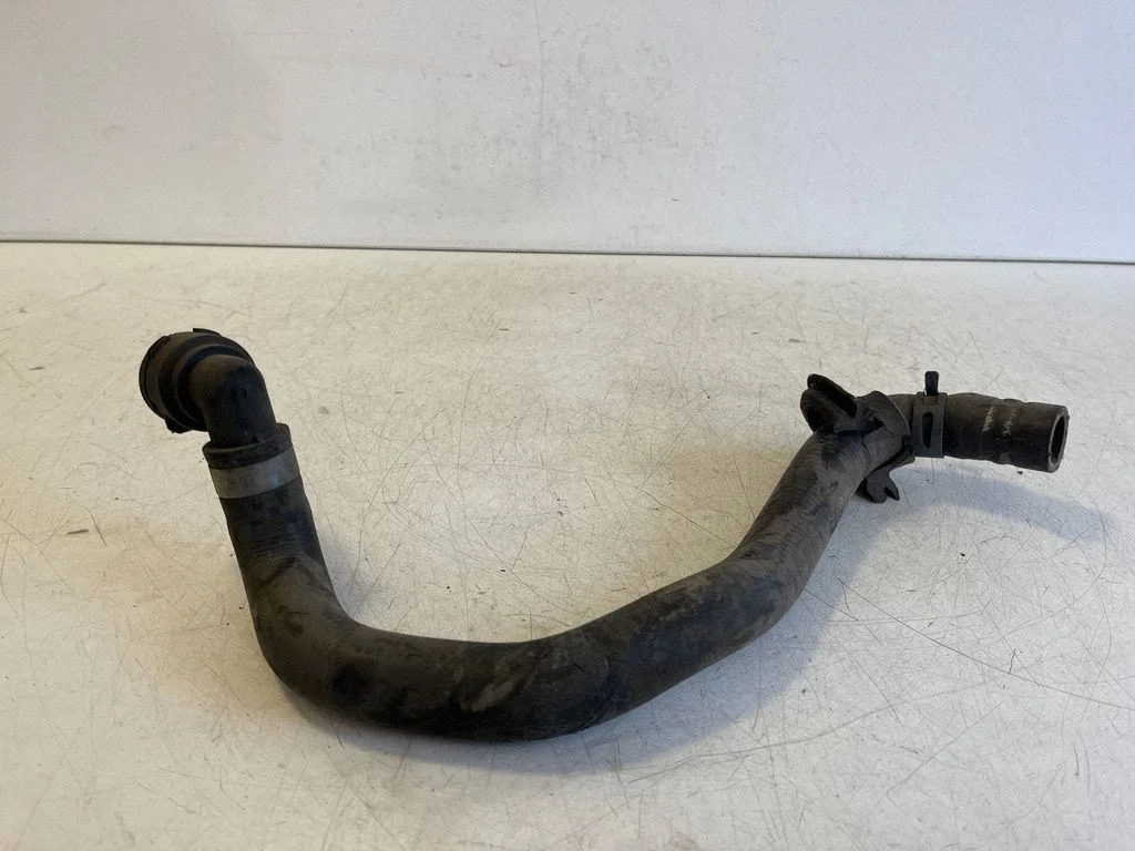 Mootori jahutusvedeliku toru / voolik 8D0819373N