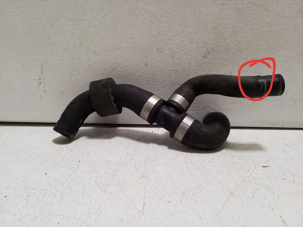 Engine coolant pipe/hose 04L122073E