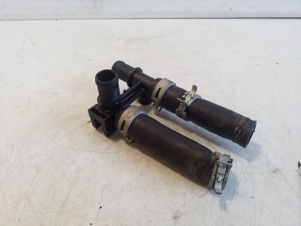 Engine coolant pipe/hose