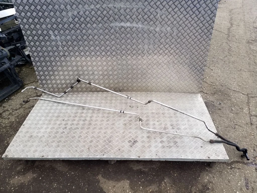 Przewody układu chłodzenia silnika 7N0819885B