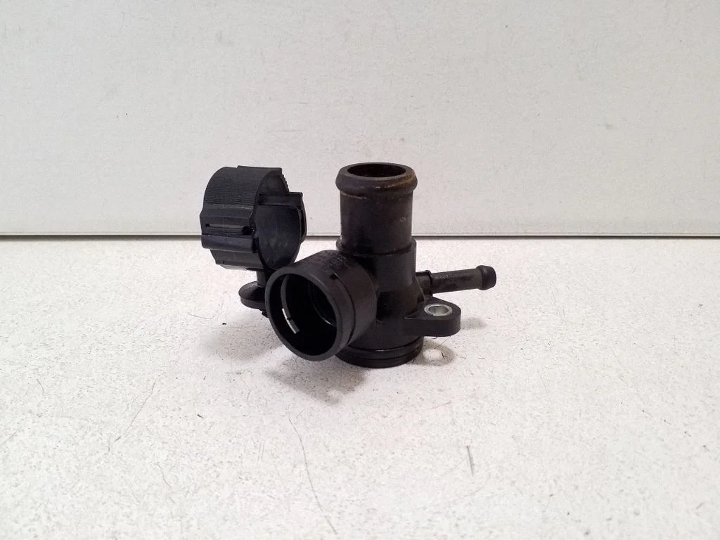 Engine coolant pipe/hose 06J121132G