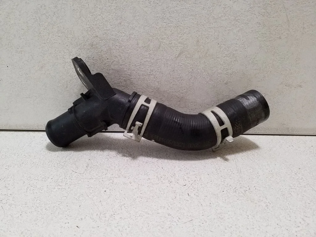 Engine coolant pipe/hose