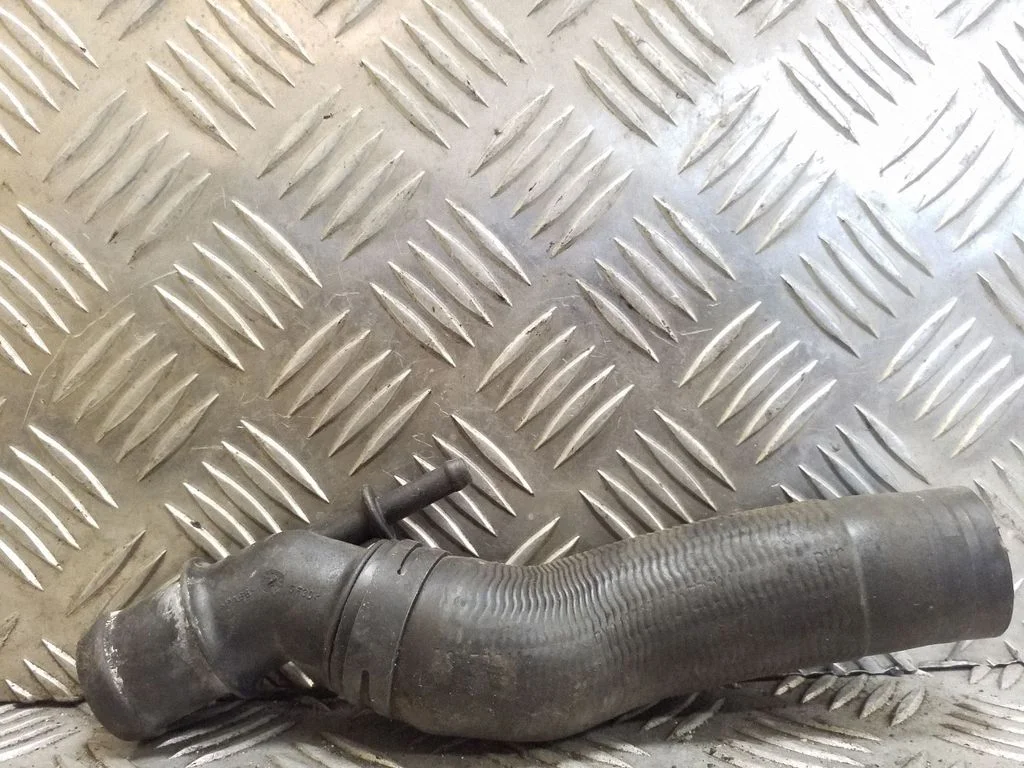 Engine coolant pipe/hose