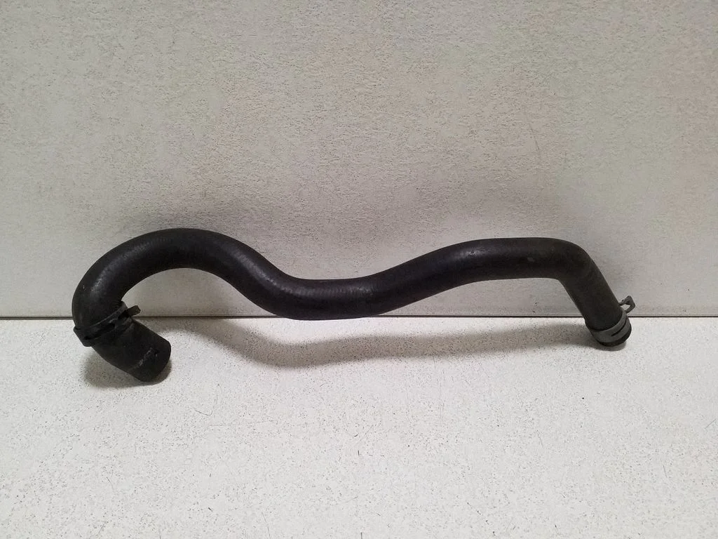 Engine coolant pipe/hose