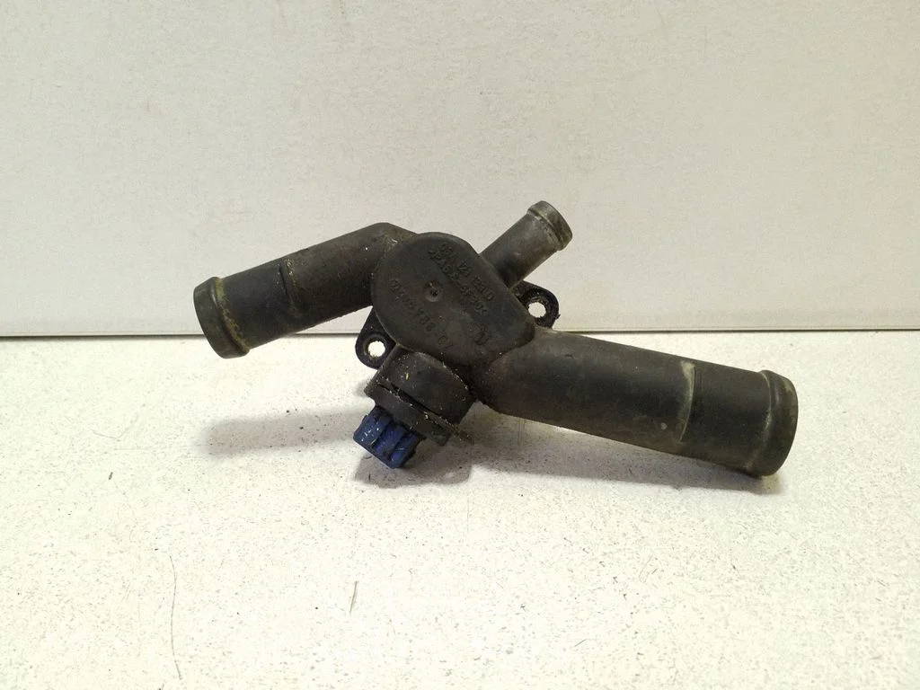 Engine coolant pipe/hose 06A121133D