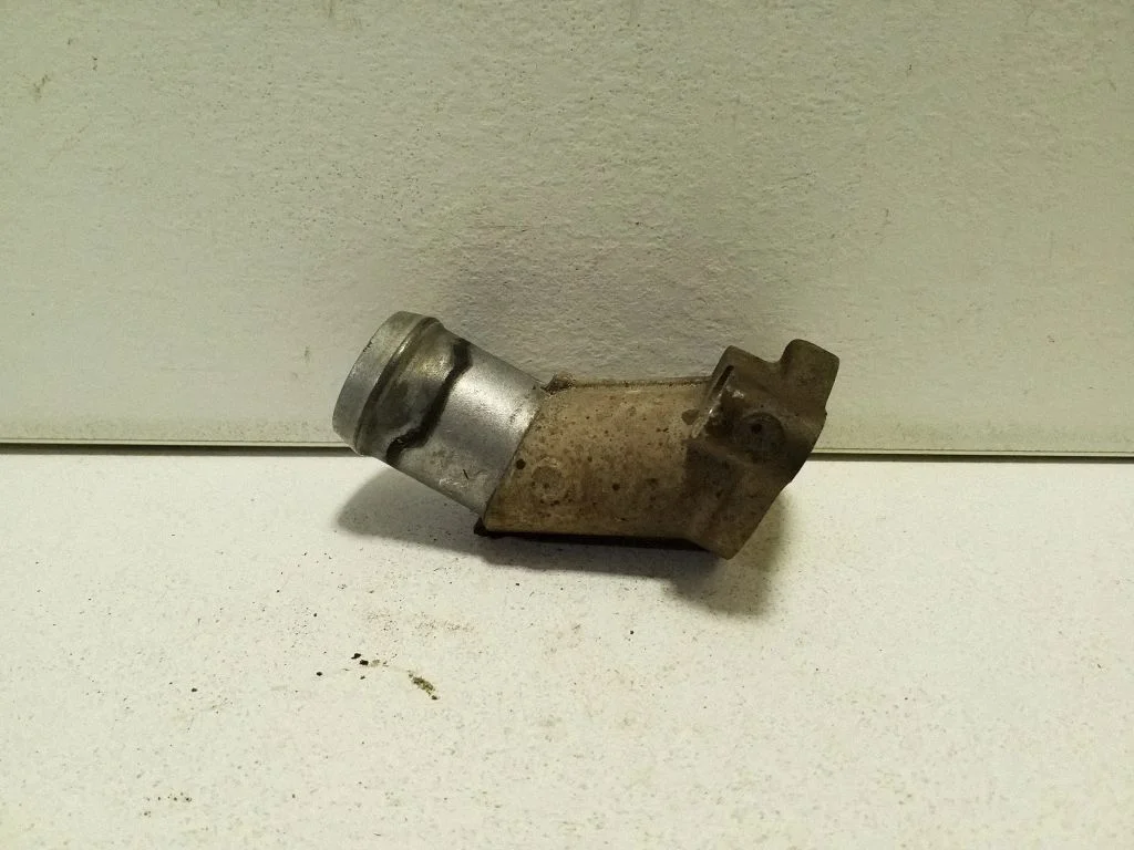 Engine coolant pipe/hose