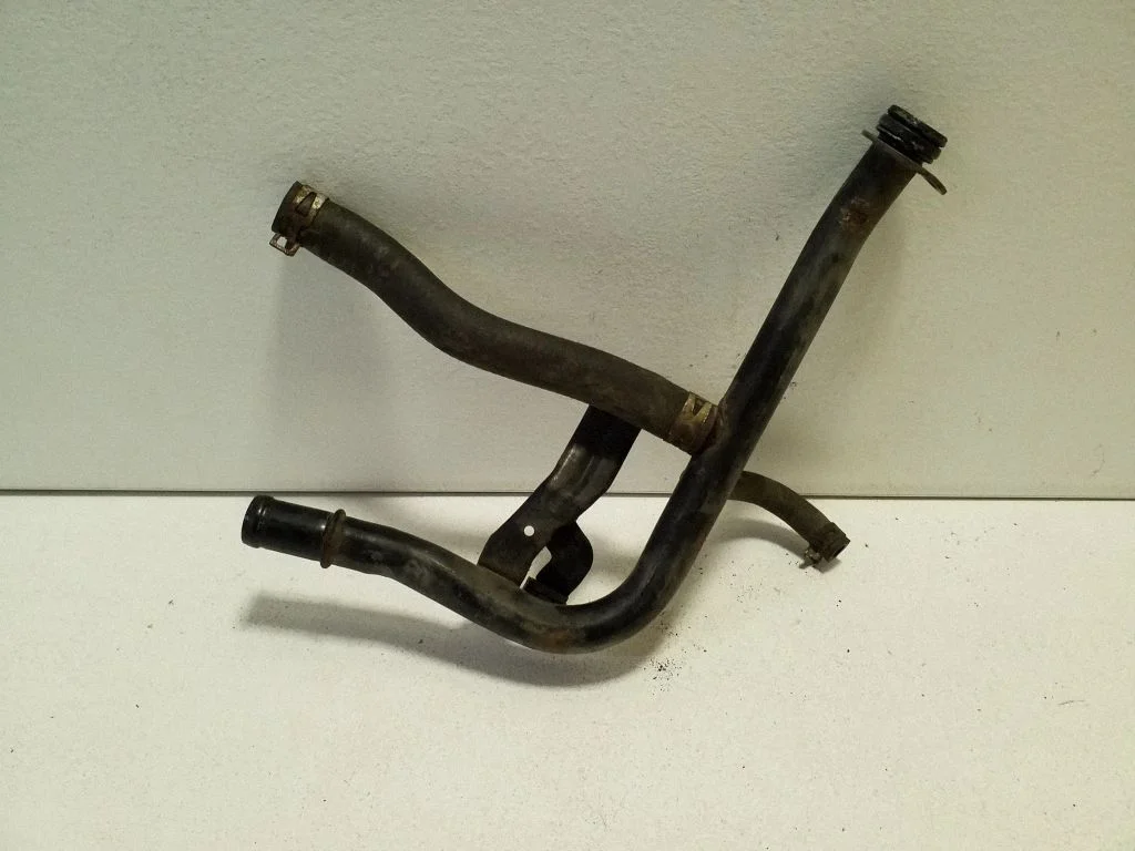 Engine coolant pipe/hose