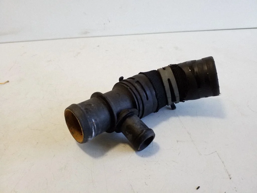 Engine coolant pipe/hose