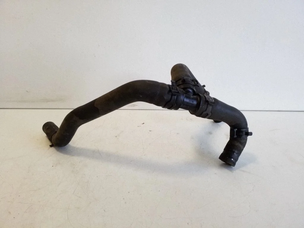 Engine coolant pipe/hose H05790