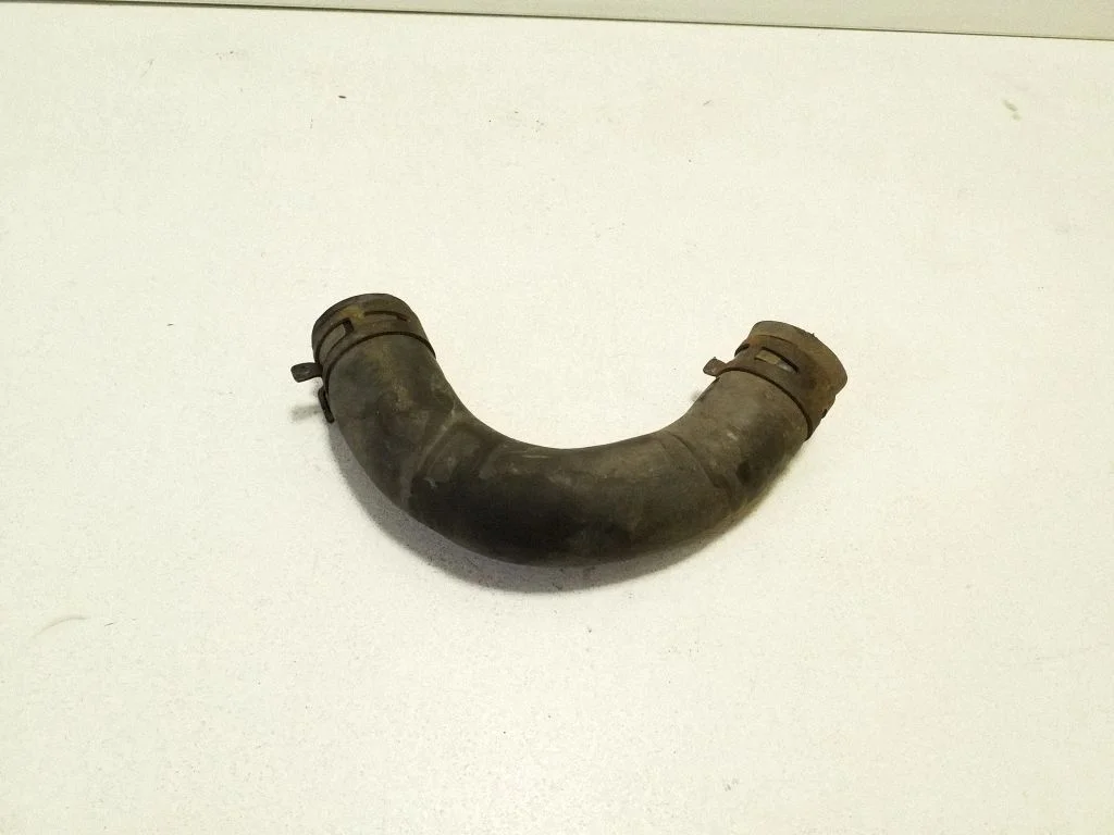 Engine coolant pipe/hose