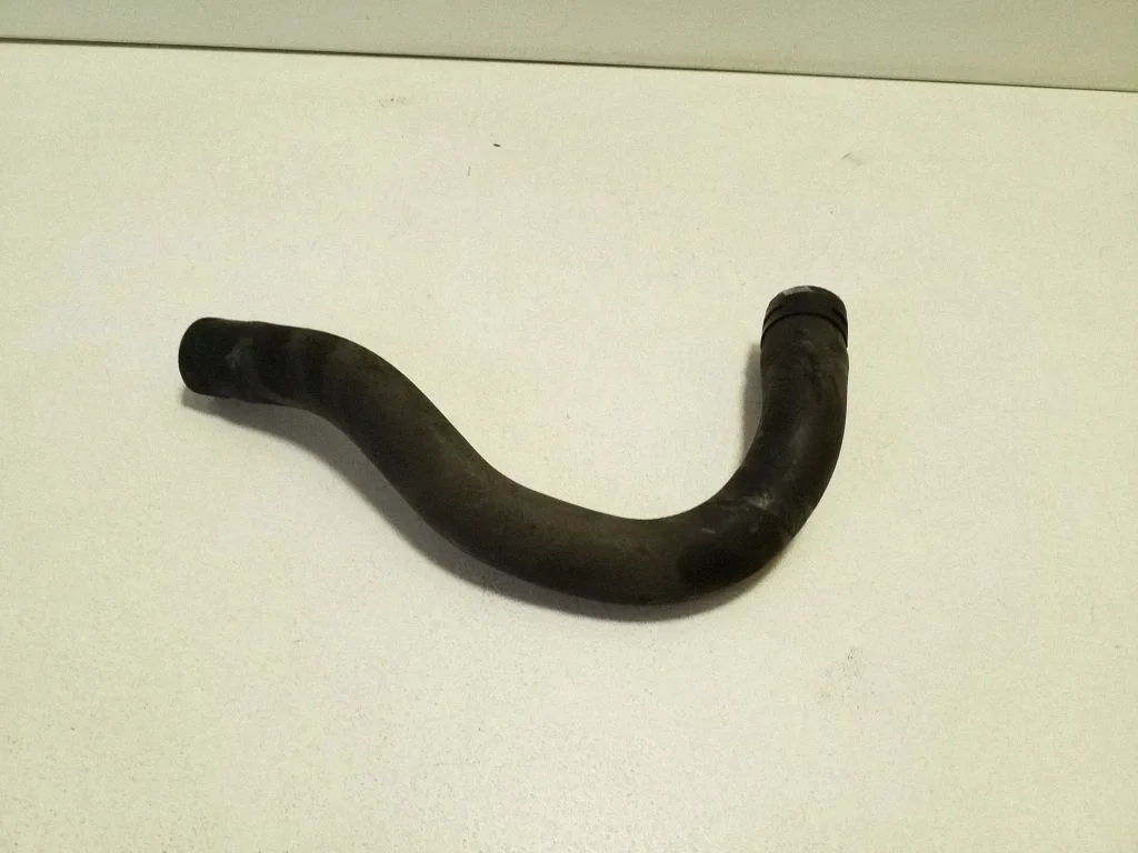 Engine coolant pipe/hose