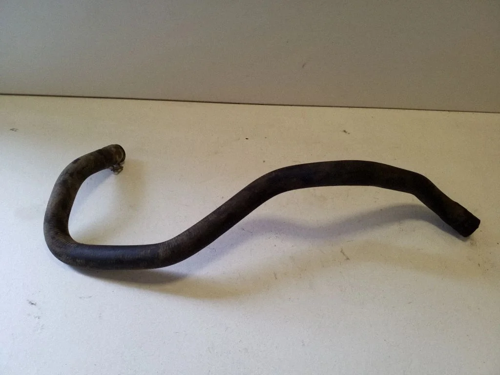 Engine coolant pipe/hose
