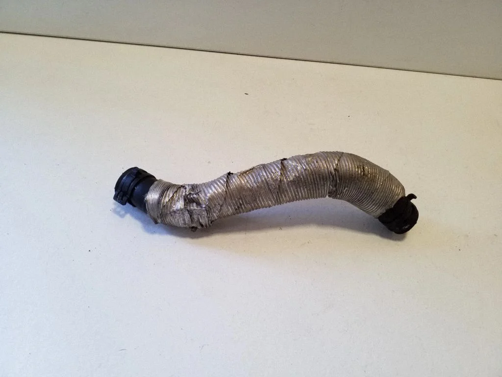 Engine coolant pipe/hose