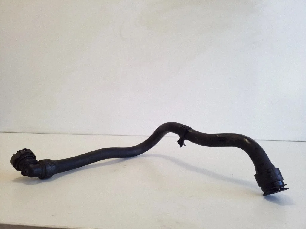 Engine coolant pipe/hose