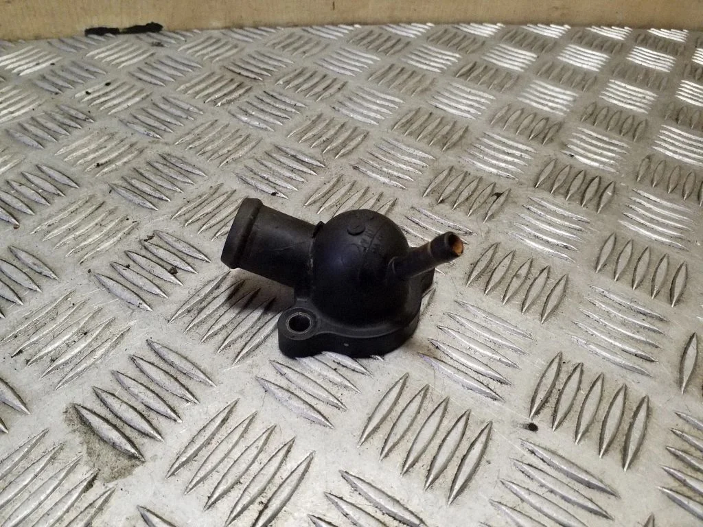 Engine coolant pipe/hose 04L121131AA