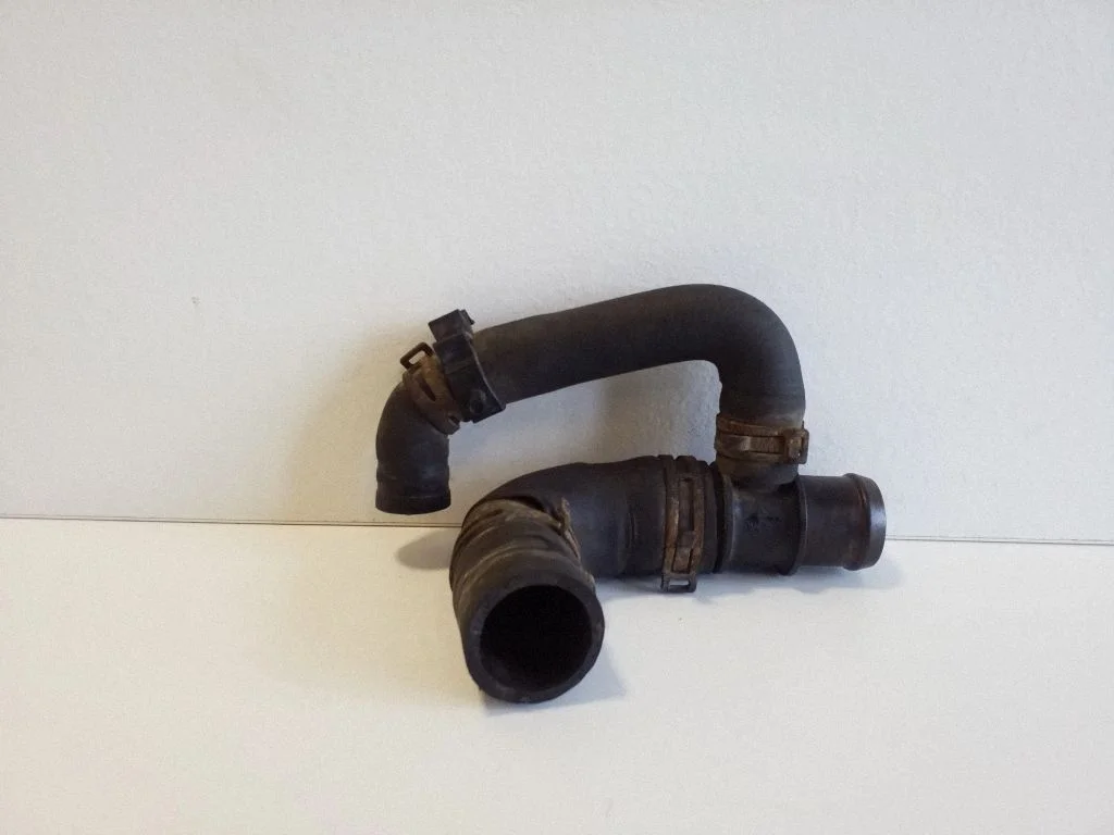 Engine coolant pipe/hose