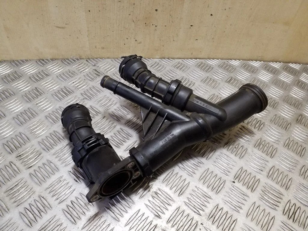 Engine coolant pipe/hose 04L121071E