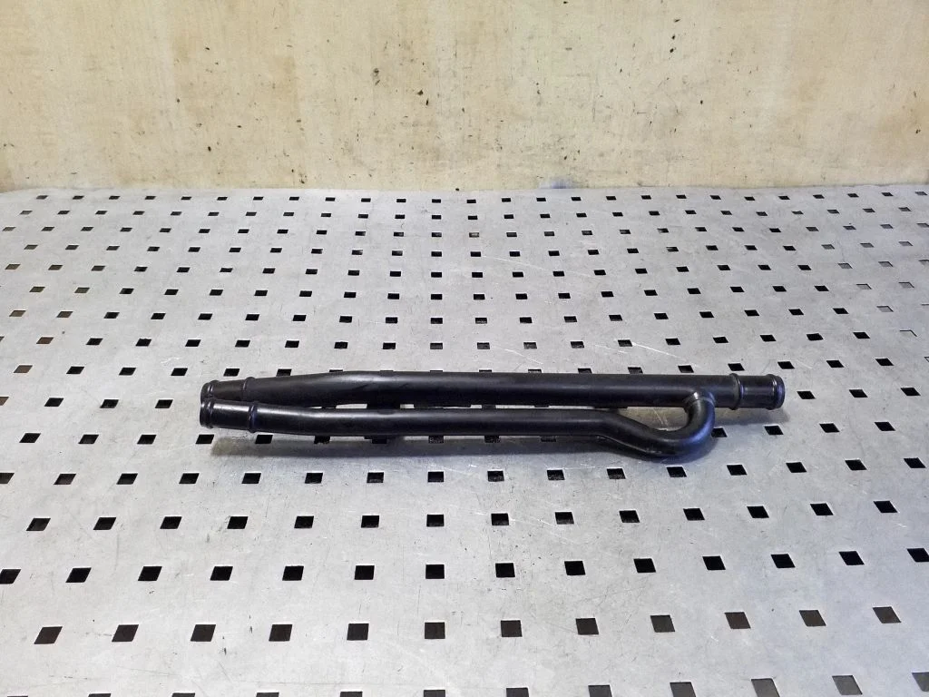 Engine coolant pipe/hose 7P6121070AP