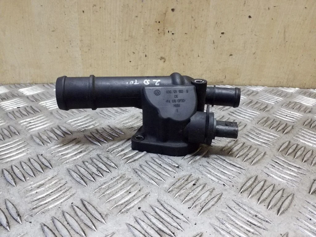 Engine coolant pipe/hose 03G121132B