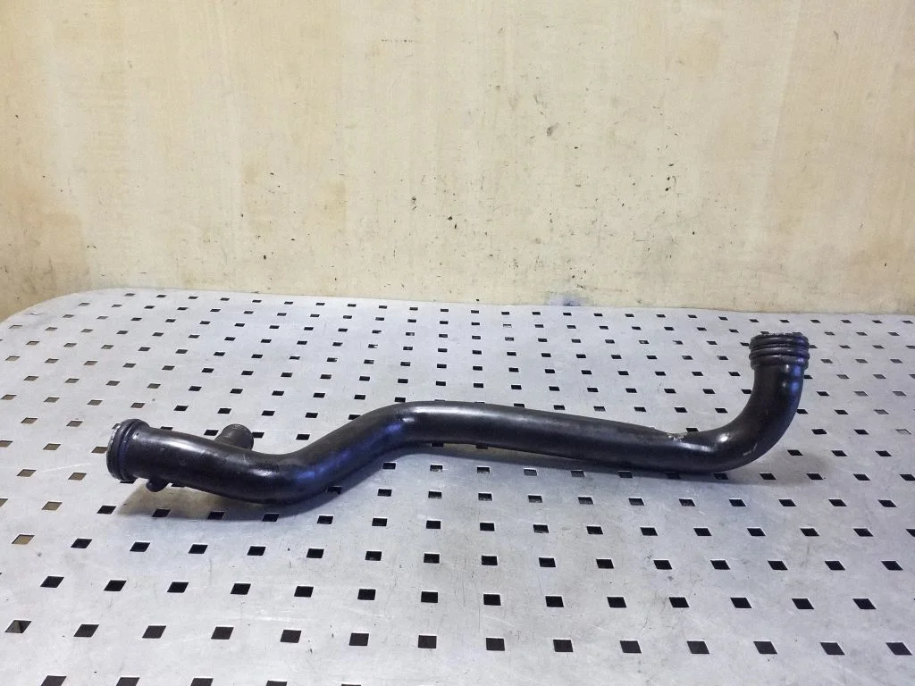 Engine coolant pipe/hose