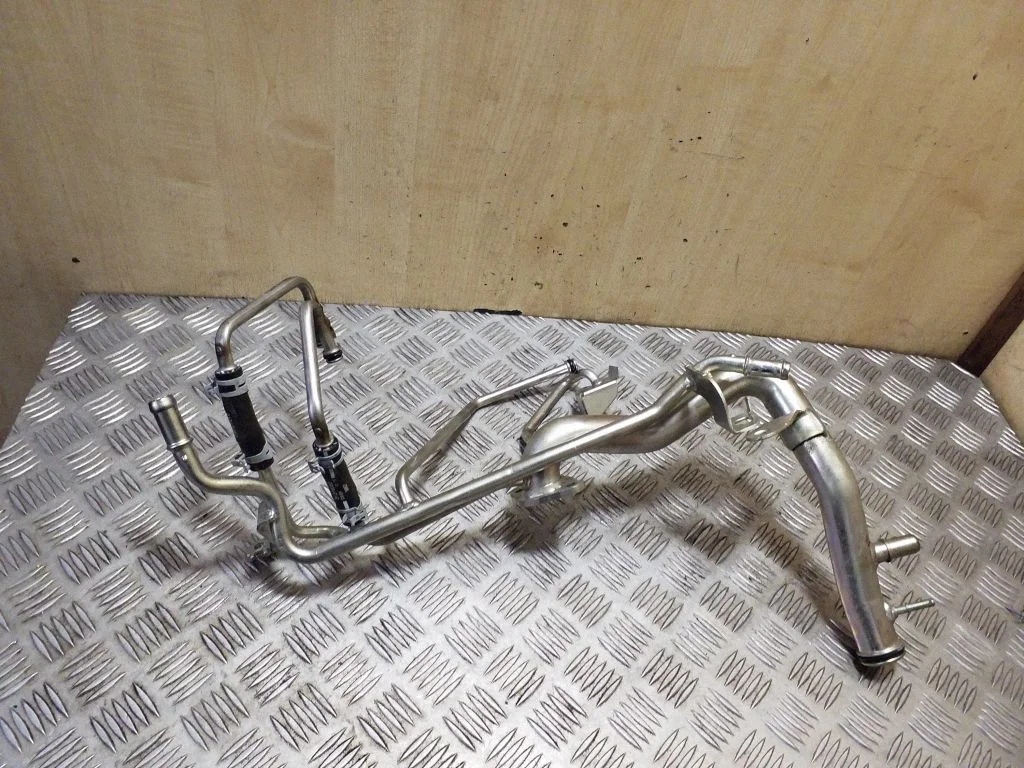 Engine coolant pipe/hose