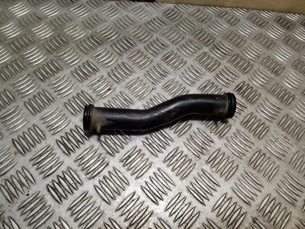 Engine coolant pipe/hose